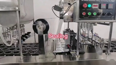 Автоматическая машина для наполнения и укупорки стаканчиков для йогурта.